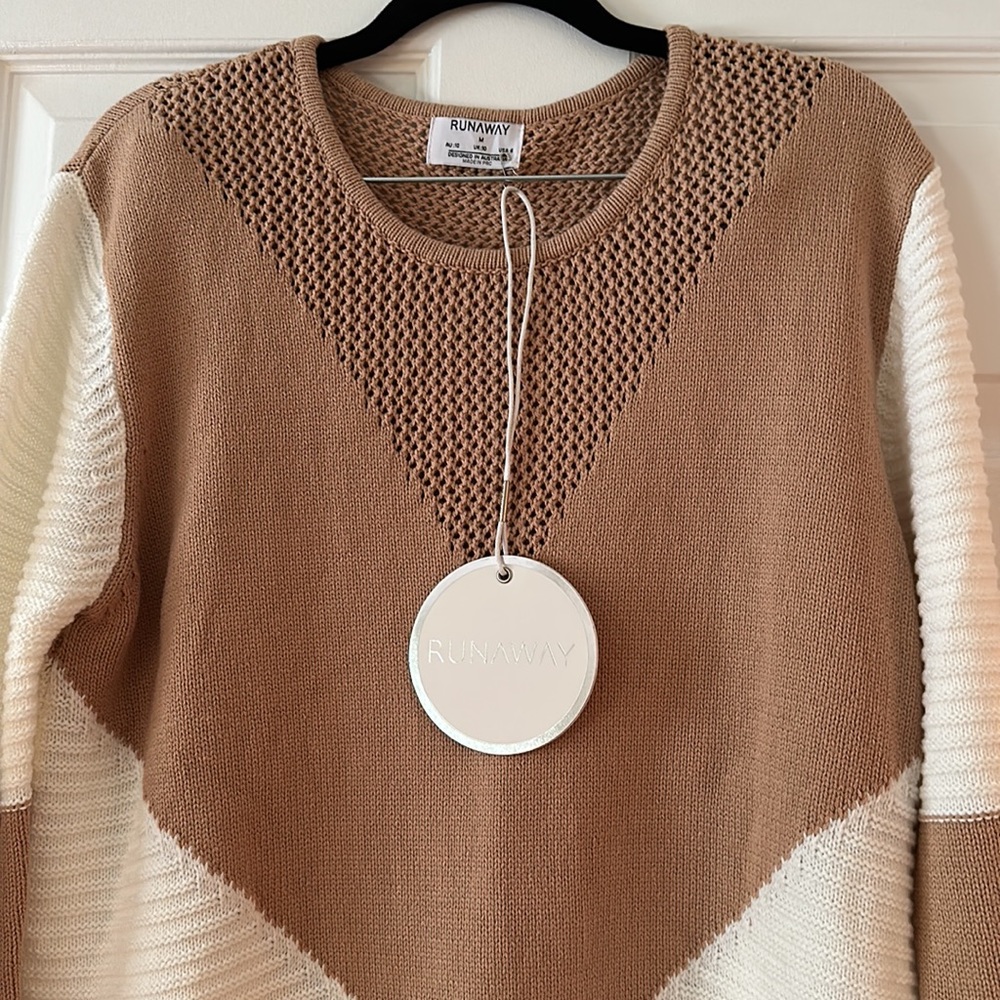 🆕 Chevron Pattern Tan & White Sweater high-low M